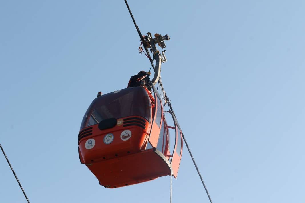 Antalya'daki Teleferik Kazasından Nefes Kesen Görüntüler! Beşik Gibi Sallanan Kabinlerde Metrelerce Yükseklikte Zamanla Yarış 15